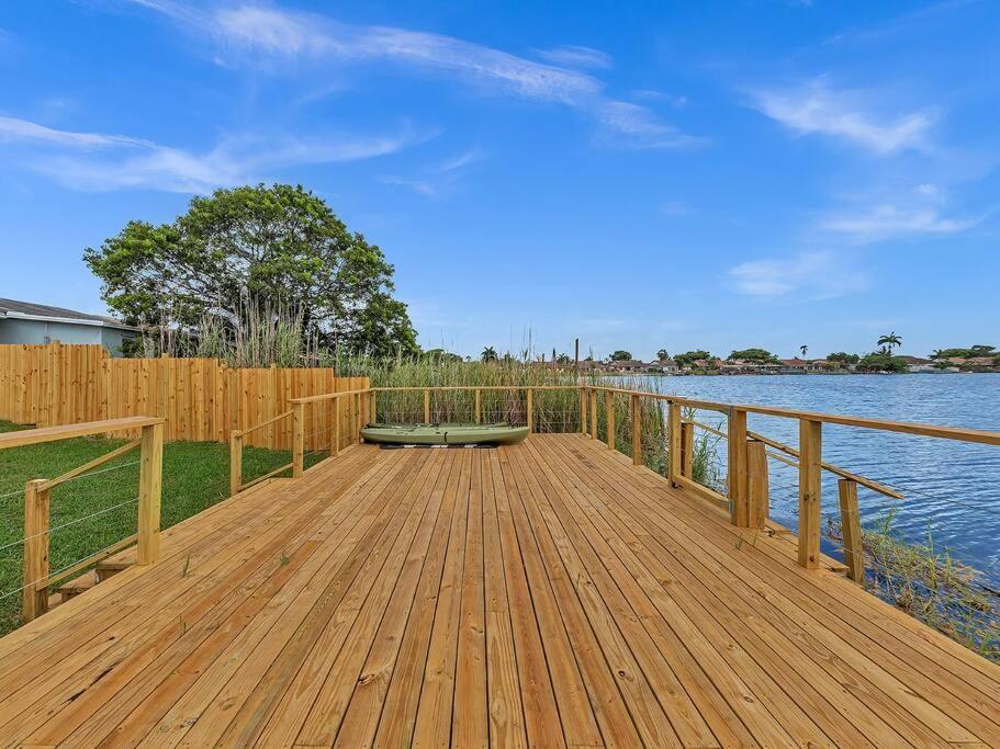 Supervilla - Lakefront - Sunsets, Kayaks, Grill 포트 로더데일 외부 사진