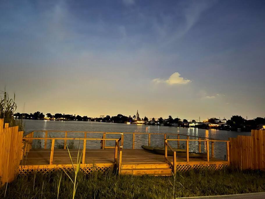 Supervilla - Lakefront - Sunsets, Kayaks, Grill 포트 로더데일 외부 사진